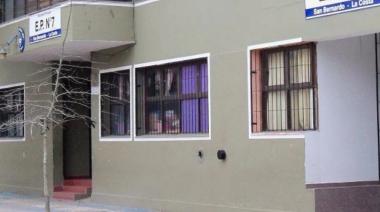 La movilización por el preceptor terminó en festejo tras confirmarse su continuidad