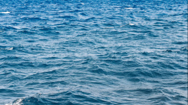 Olas violentas en Mar del Tuyú: el mar golpeó con fuerza contra el muelle