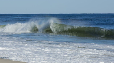 Olas violentas en Mar del Tuyú: el mar golpeó con fuerza contra el muelle