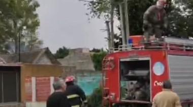 Un voraz incendio destruyó por completo una vivienda en la intersección de Calle 48 y Calle 1