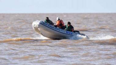 Hallaron un cuerpo flotando frente a Punta Indio y buscan determinar si es uno de los kayakistas desaparecidos