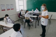 El Gobierno anunció la extensión del distanciamiento social y autorizó las clases presenciales