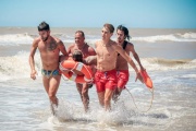 Impresionante rescate de guardavidas en Costa del Este asistidos por cadena humana, bañistas y cuatriciclos