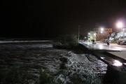 La  crecida del mar generó daños en algunas bajadas