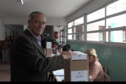 Candidato a intendente de La Costa llama a reforzar la democracia tras emitir su voto