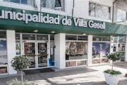 Villa Gesell: la Municipalidad pidió disculpas por una imagen del busto de Arturo Illia con casco de obra