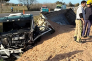Ruta 11: un camionero resultó herido tras volcar en Mar Chiquita