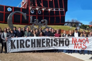 Polémica en La Costa por una foto de LLA con el cartel “Kirchnerismo Nunca Más”