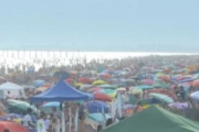 Monte Hermoso prohíbe los gazebos en la zona de baño y desata un fuerte cruce político