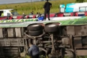 Tragedia en la Ruta 2: dos muertos y 17 heridos tras el vuelco de un micro cerca de General Pirán