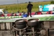 Tragedia en la Ruta 2: dos muertos y 17 heridos tras el vuelco de un micro cerca de General Pirán