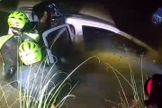 Una camioneta cayó a un canal junto a la Ruta 11 y terminó completamente hundida