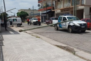 Un micro arrancó cables y una luminaria cayó sobre un patrullero: no hubo heridos