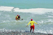 Un guardavidas rescató a una mujer arrastrada por la corriente en la playa de Santa Teresita