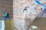 Preocupación por el estado del agua en los puntos públicos para cargar bidones