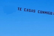 Una propuesta de casamiento aérea sorprendió y emocionó en la playa