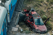 Un auto fue embestido por un tren en Camet: tres heridos