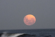 La Luna llena brillará sobre el mar y regalará una postal única en la Costa Atlántica
