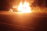 Voraz incendio destruyó un auto en la madrugada