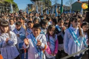 Banderas, abrazos y memoria en el Bicentenario