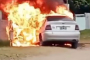 Un automóvil se incendió en plena vía pública en San Clemente del Tuyú