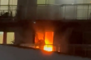 Incendio en un departamento movilizó a siete dotaciones de Bomberos y obligó a evacuar vecinos