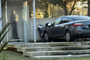 Un conductor se desvaneció al volante, chocó una moto y terminó impactando contra el paseo del Patrono
