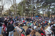 Una plaza colmada de pasión celebró otra victoria de la Selección Argentina