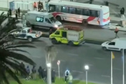 Un colectivo se subió a la vereda, atropelló a varias personas y dejó una víctima fatal