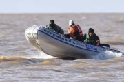 Hallan pertenencias de los pescadores desaparecidos y refuerzan los rastrillajes en la Bahía Samborombón