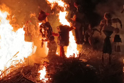La Quema de San Juan y San Pedro volvió a reunir a cientos de vecinos en San Clemente