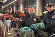 Orgullo costero: dos bomberos y sus perros de rescate viajan a Venezuela para colaborar tras los terremotos