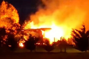 Importante incendio destruyó una cabaña y movilizó un amplio operativo de emergencia