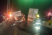 Volcó un camión en la Ruta 2 cerca de Dolores y el tránsito permanece totalmente cortado