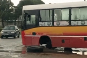 Un colectivo perdió una rueda mientras circulaba y no hubo heridos