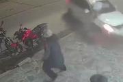 Una camioneta volcó, atropelló a cinco personas y destruyó un almacén: un muerto