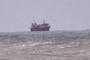 Dos grandes barcos pesqueros quedaron fondeados frente a las costas de La Costa por el fuerte viento