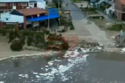 Avanza el mar en Las Toninas: la marea llegó hasta las bajadas y quedó a pocos metros de las viviendas