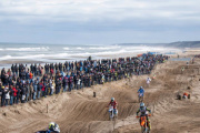 Impactante caída de un piloto durante una competencia del Enduro en Pinamar