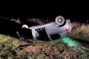 Vuelco en Ruta 11 a la altura de Punta Médanos: un conductor fue asistido tras despistar
