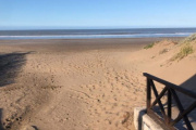 Mar del Tuyú refuerza la protección de los médanos y pide no atravesarlos para llegar a la playa