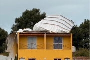 El viento arrancó parte del techo de dos dúplex en San Bernardo