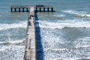 Buscan a dos kayakistas que ingresaron al mar en Santa Teresita y no regresaron
