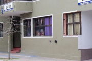 La movilización por el preceptor terminó en festejo tras confirmarse su continuidad