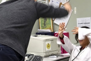 Endurecen las sanciones por agredir a docentes, médicos y trabajadores esenciales
