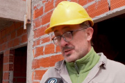 Un cura que se gana la vida en la construcción y dedica sus tardes a la parroquia