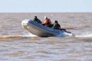 Hallaron un cuerpo flotando frente a Punta Indio y buscan determinar si es uno de los kayakistas desaparecidos