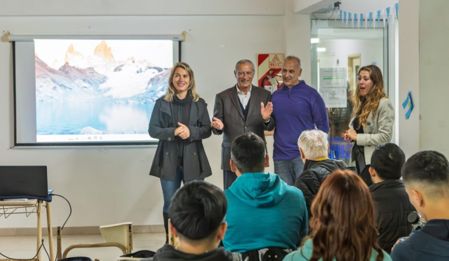 Juan de Jesús visitó el Instituto de Formación Docente de Santa Teresita y entregó material deportivo