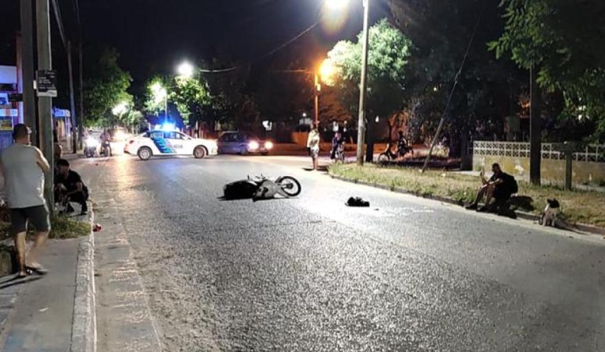 Murió una adolescente tras chocar en moto contra un can