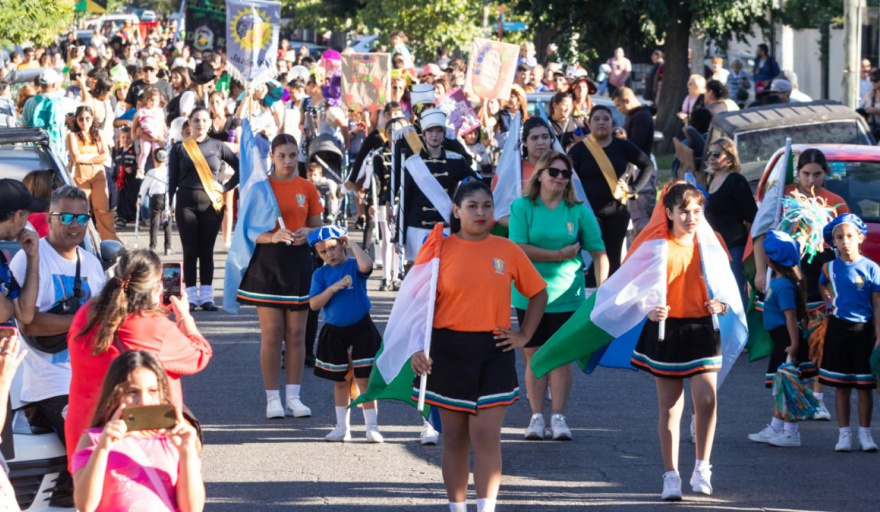 El centro de Santa Teresita se llenó de color con el desfile aniversario